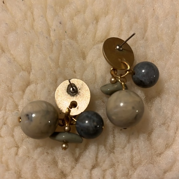 Cute and funky earrings with marble colored round beads and featuring a unique a - Picture 5 of 16